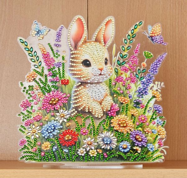 Osterdeko Diamond Painting handmade Ornament aus Acryl, Motiv Hase mit Blumen (fertig)