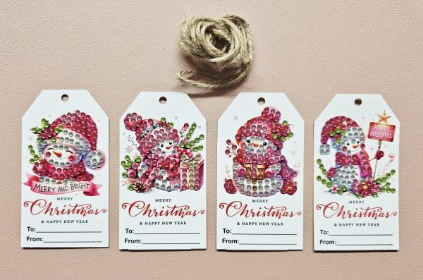 Deko Diamond Painting handmade Geschenk-Anhänger-Set (4 Stück), Motiv Schneemann rosa (fertig)