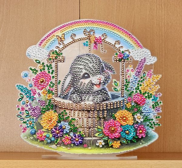 Osterdeko Diamond Painting handmade Ornament aus Acryl, Motiv Hase im Brunnen (fertig)