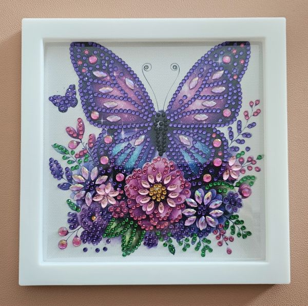 Deko Diamond Painting handmade Bild mit Rahmen, lila Schmetterlingmit Blumen (fertig)