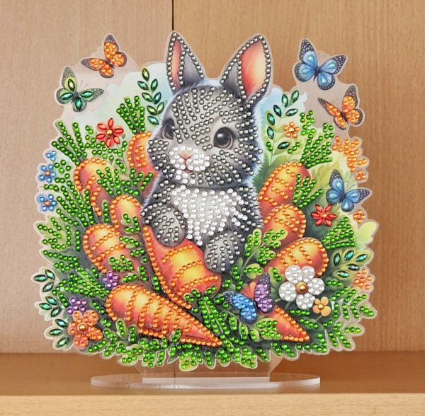 Osterdeko Diamond Painting handmade Ornament aus Acryl, Motiv Hase mit Karotten (fertig)